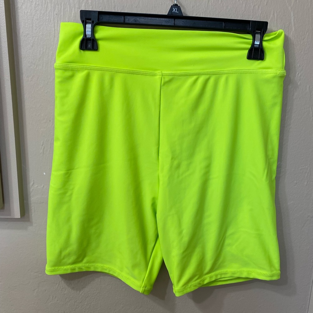 Good American size 4 which is a size XL. lime green bike shorts. NWOT
